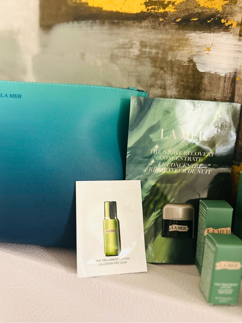 LA MER Travel Skincare Set with Gradient Pouch